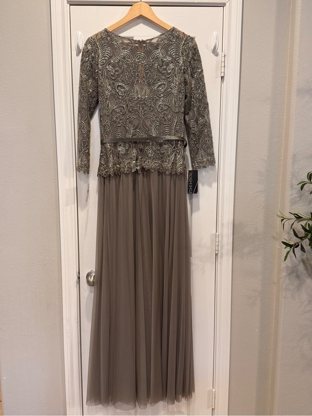 Tadashi Shoji Long Dress Women’s 6 Lace 3/4 Sleeves Belted Taupe Gold Modest NWT - Picture 5 of 14